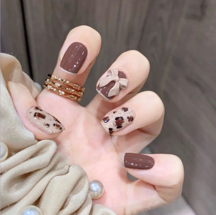 Kunstvolle Nagelspitzen mit eleganten Foliendekoren Karnz