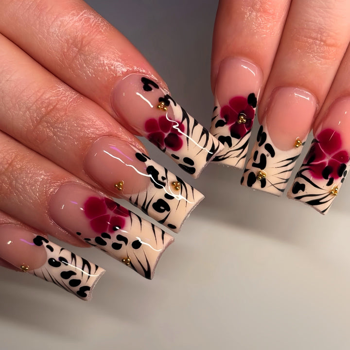 Künstlerische florale Press-On Nagelkunst Karnz