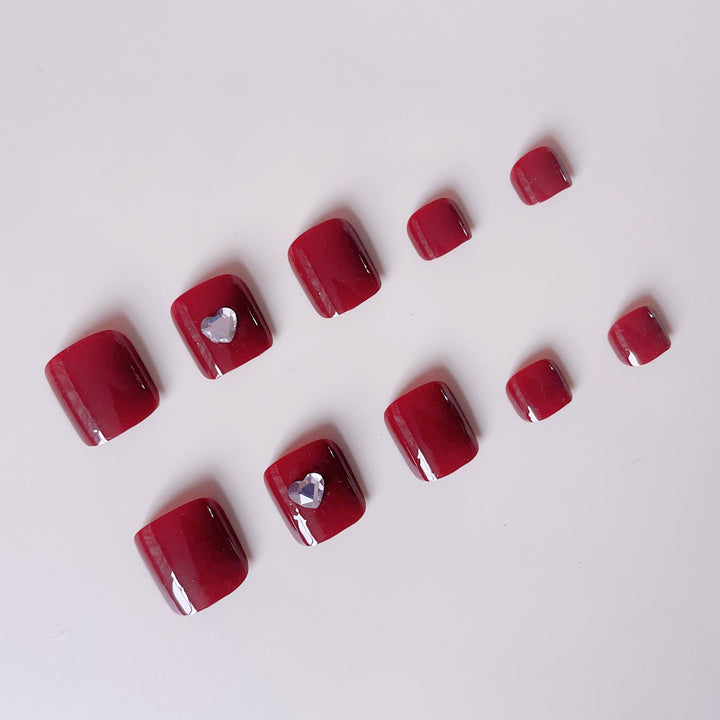 Kunstnagelset mit eleganten Herzakzenten Karnz