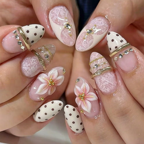 Kunstvolle Nagelverlängerungen mit eleganten floralen und Glitzer-Akzenten Karnz