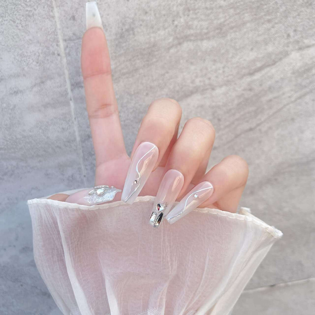 Elegantes Press-On-Nagelkunstset mit Juwelen und Glitzer
