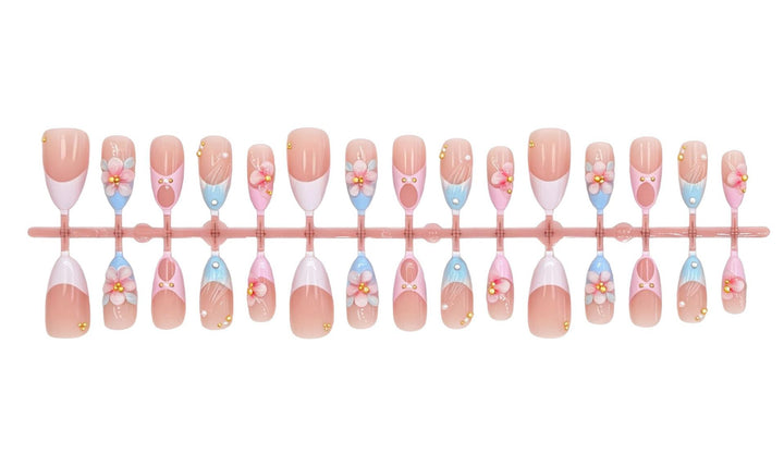Kunstnagelset mit romantischen Blütenmotiven und eleganten Akzenten Karnz