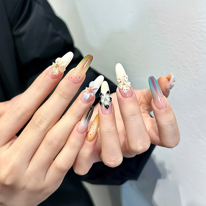 Kunstvolles Nagelset mit floralen Akzenten Karnz