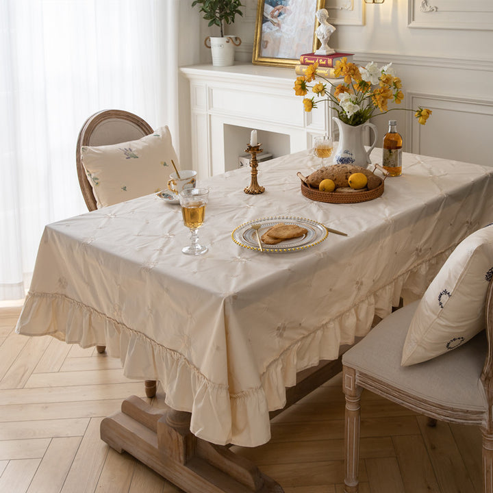 Elegante floral bestickte Tischdecke