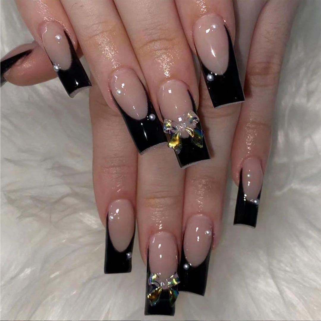 Dekorative Press-On Nagelkunst mit eleganten Schleifenakzenten