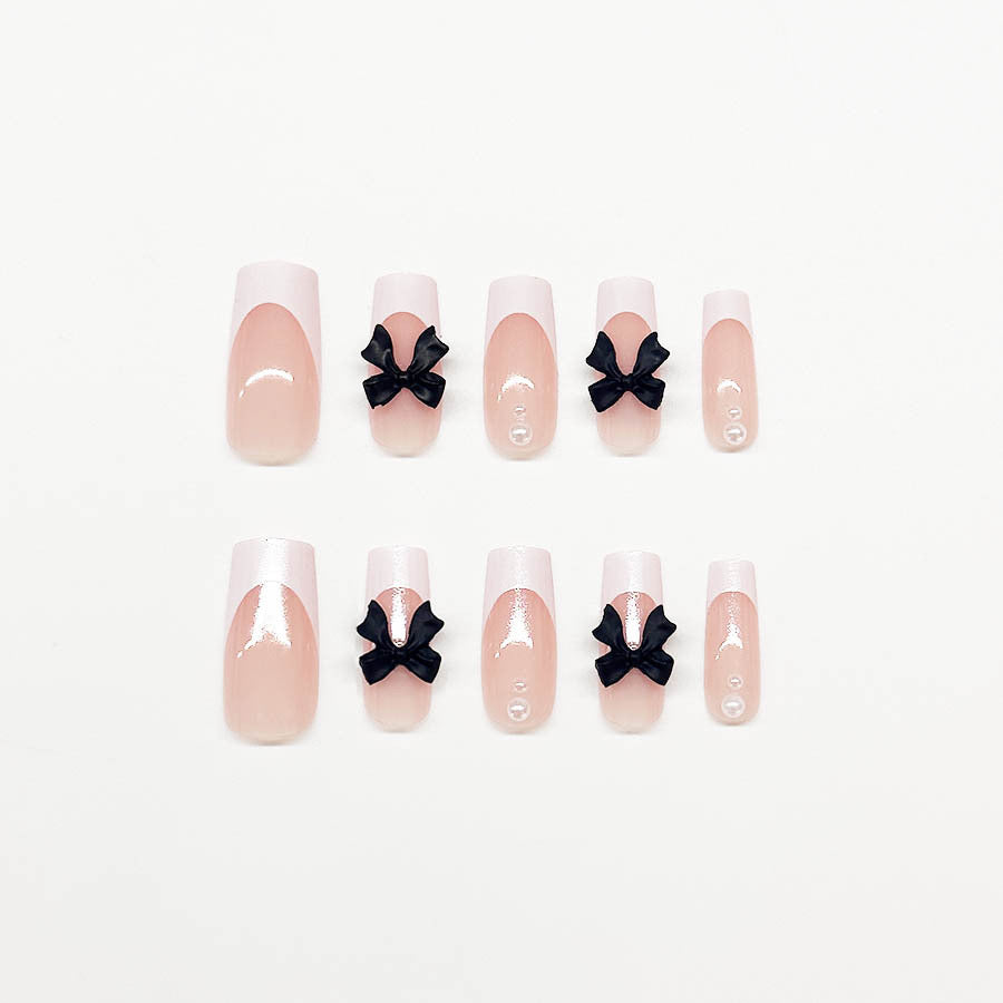 Kunstnagelset mit stilvollen Schwarz- und Perl-Details Karnz