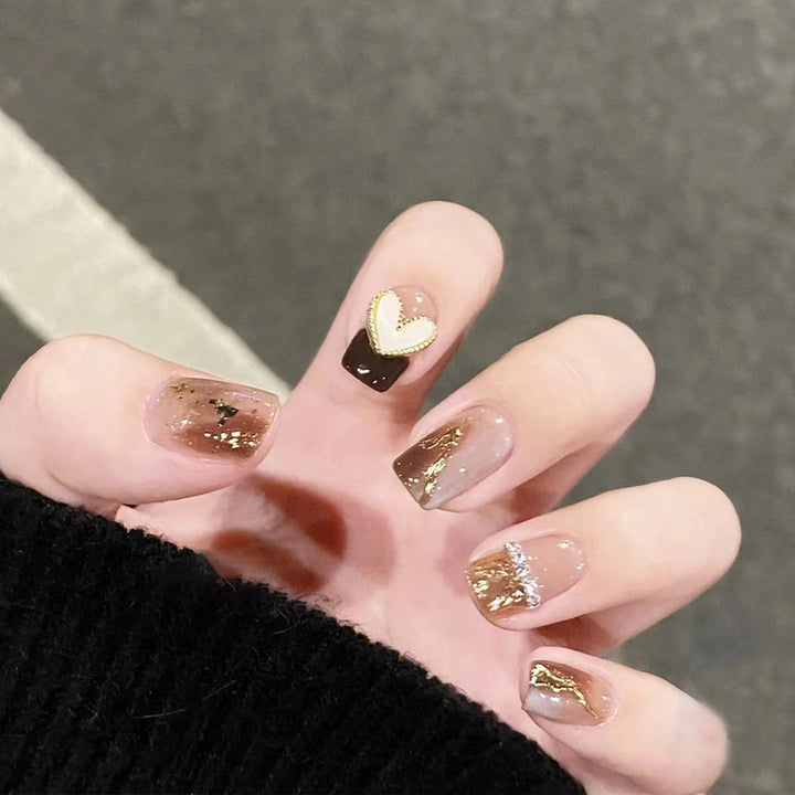 Dekorative Press-On Nagelkunst mit Herzakzenten