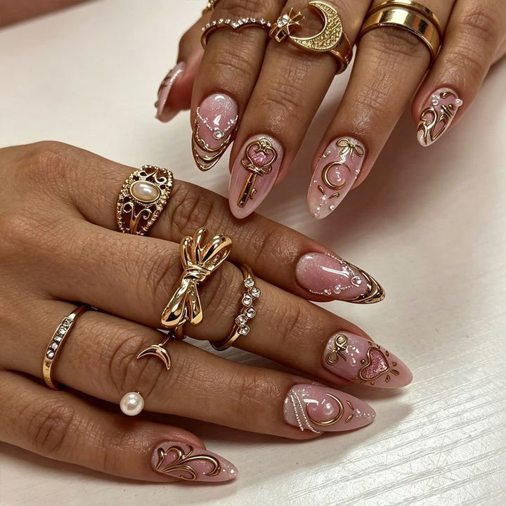 Kunstnagelset mit romantischen Verzierungen Karnz