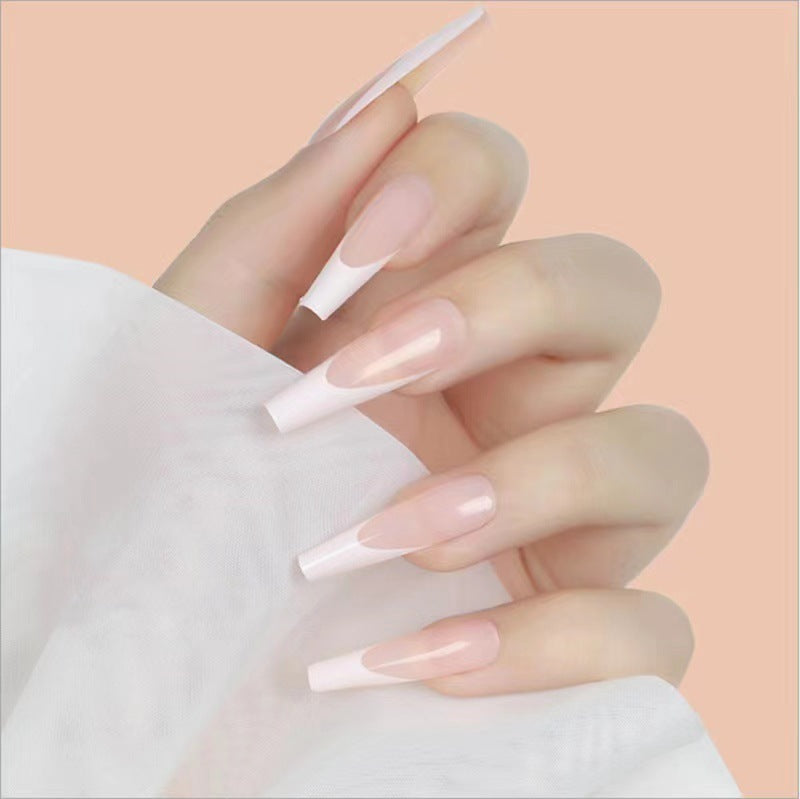 Kunstnagelset mit eleganten spitzen und stilvollem French Design Karnz