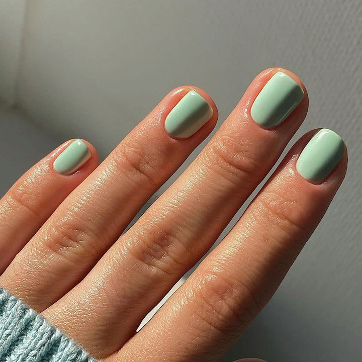 Hochglänzende Nagelkunst Karnz