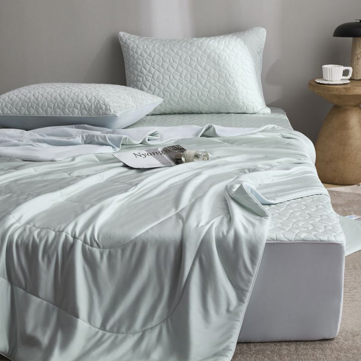 Gesteppte Bettwaren-Garnitur mit Wendbarer Satin-Decke und Matratzenschoner