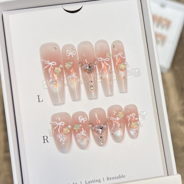 Elegantes Press-On Nagelkunstset mit schickem Band und Edelsteinen Akzenten Karnz