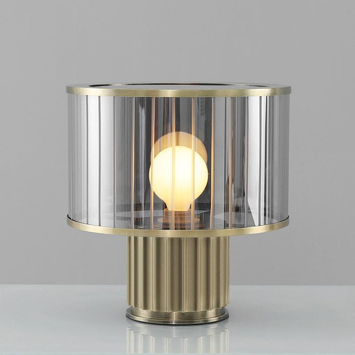 Moderne Tischlampe aus Glas mit eleganter gerippter Basis
