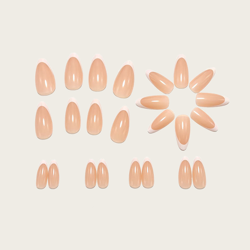 Kunstnägel mit Modischem French-Tip Design Karnz