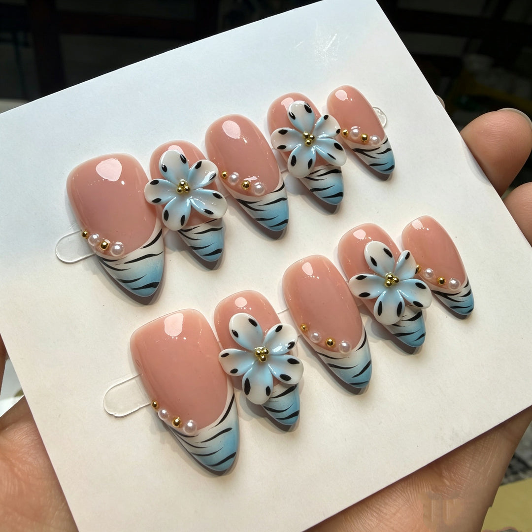 Künstlerisches Press-On-Nagel-Set mit floralen und grünen Akzenten