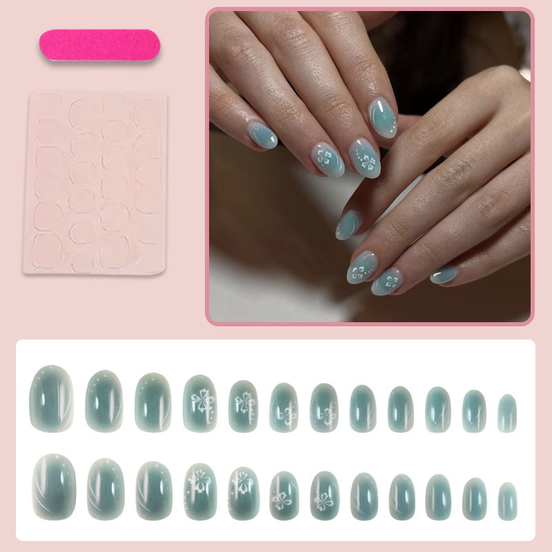 Kunstnagelset mit floralen Verzierungen und glanzvollem Finish Karnz