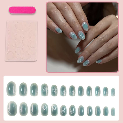 Kunstnagelset mit floralen Verzierungen und glanzvollem Finish Karnz