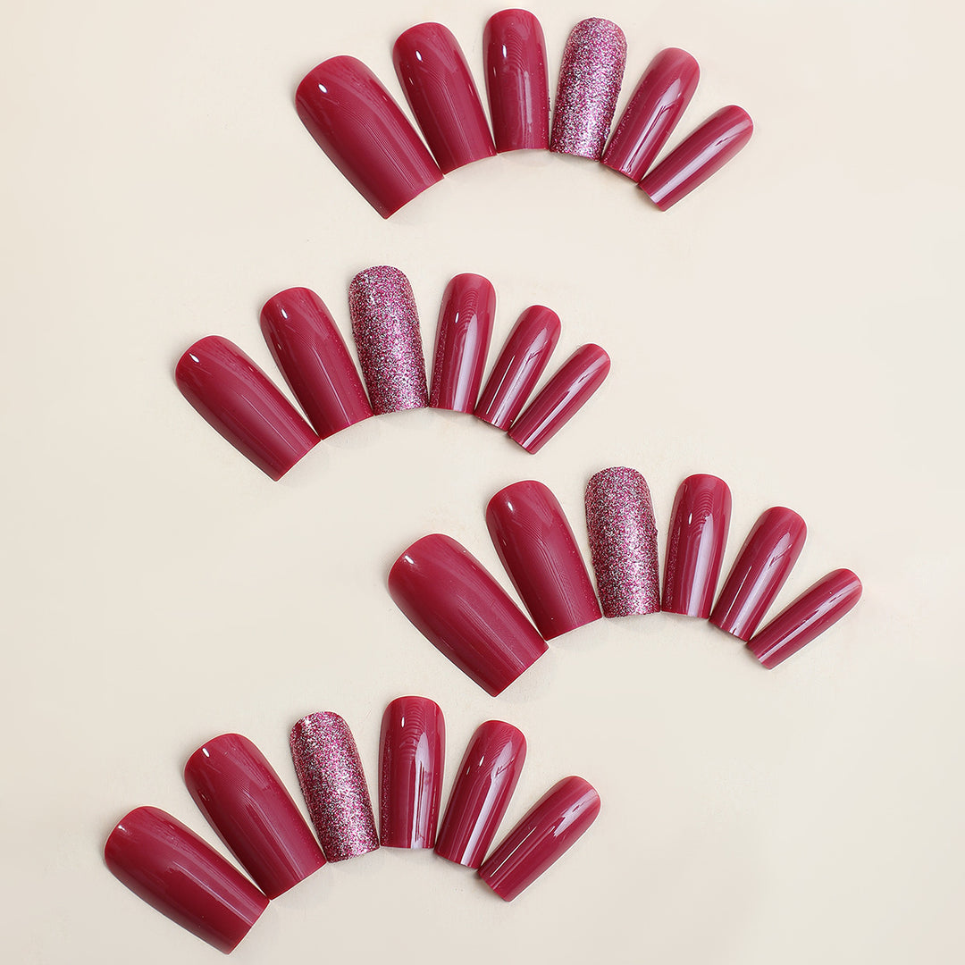Dekorativer Press-on-Nagelsatz mit glitzernden und klassischen Designs Karnz