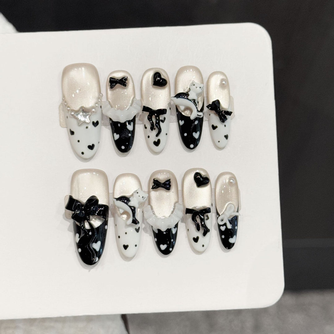 Elegantes Herz-vernähtes Press-On Nagelset