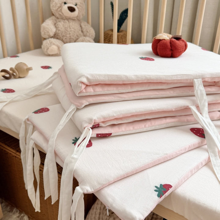 Babyausstattung Bettwäscheset mit Erdbeerstickerei und Nestchen