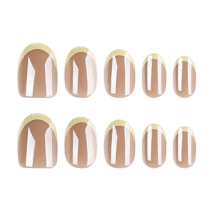 Elegante Nagelkunst mit durchscheinendem Farbverlauf und präzisem French-Tip Karnz