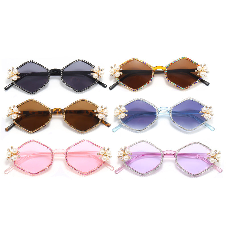 Damen extravagante Sonnenbrille mit glamourösen Perlendetails Karnz