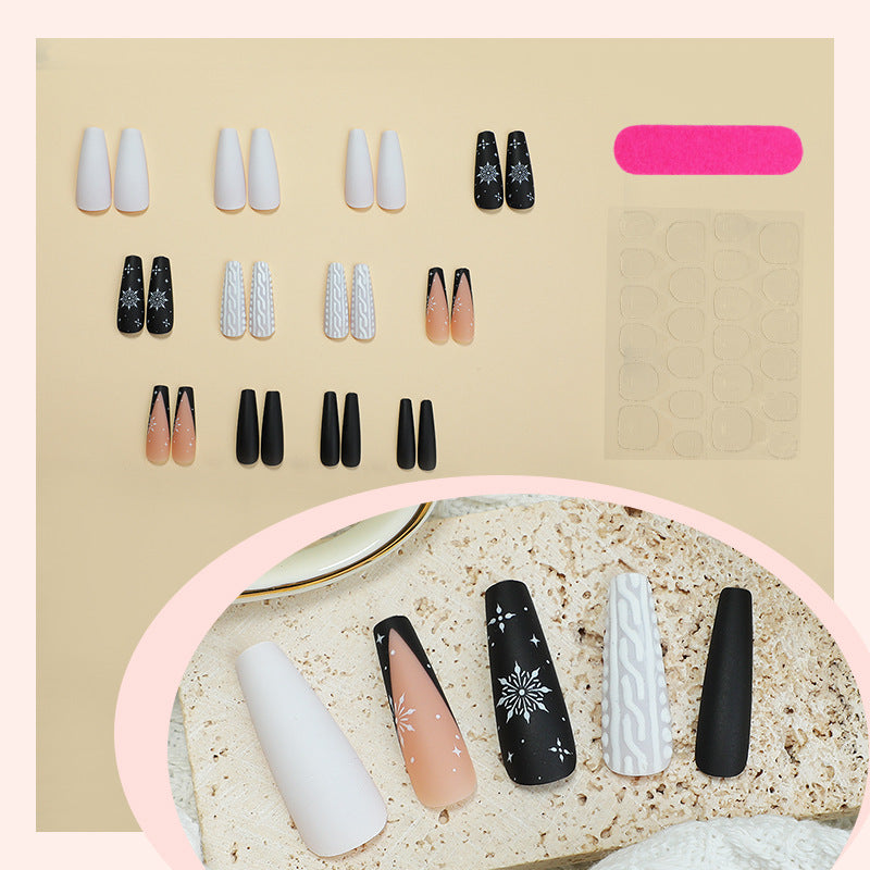 Kunstnagelset mit stilvollem geometrischem Design Karnz