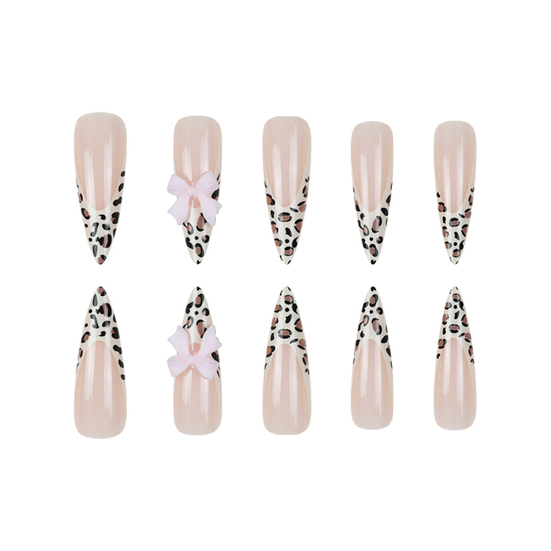 Stylische Stiletto Press-On Nagelkunst Karnz