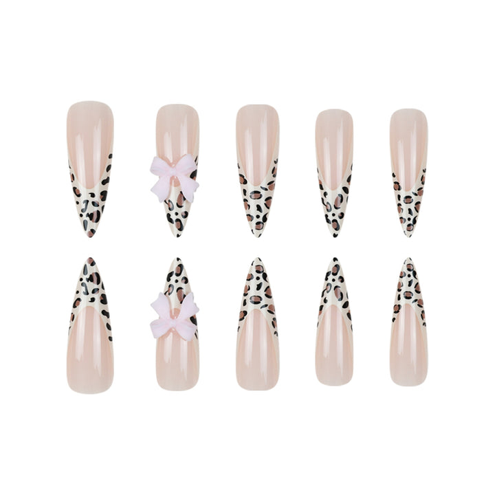Stylische Stiletto Press-On Nagelkunst Karnz