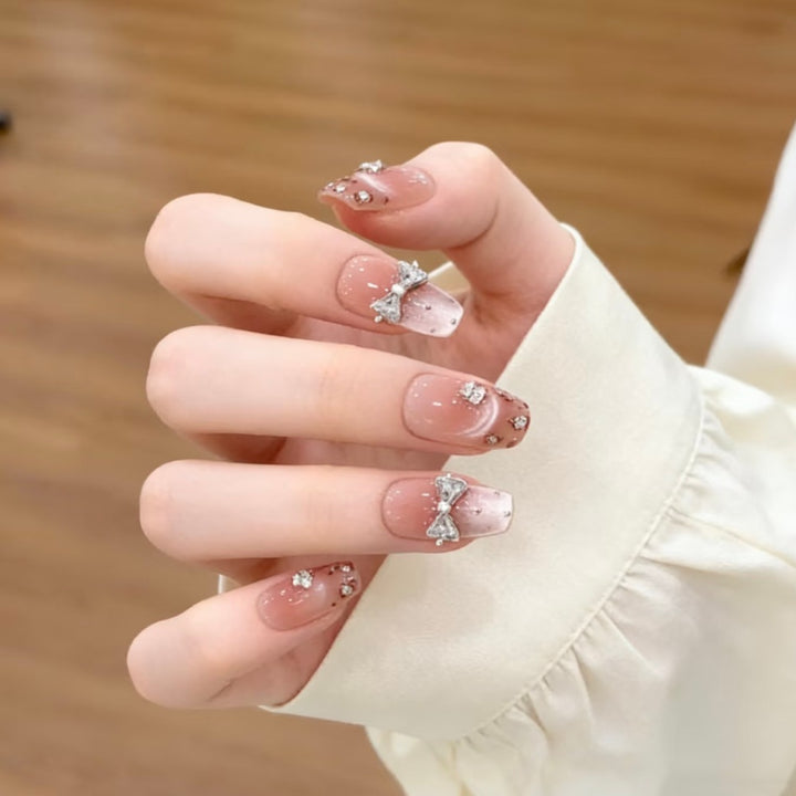 Dekoratives Strass-Bow Press-On Nagelset Karnz