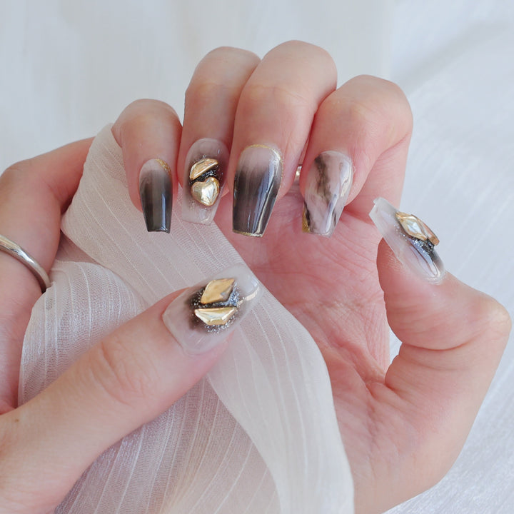 Künstlerisches Press-On Nagelkunstset mit Herz- und himmlischen Designs