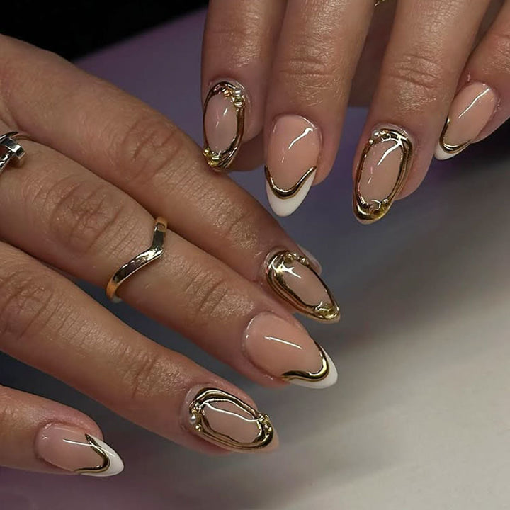 Dekorative Press-On Nagelkunst mit goldenen Akzenten