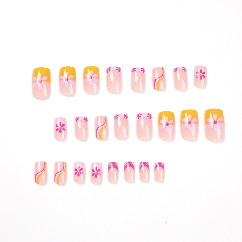 Kreative Nagelkunst mit floralem Design und bunten Akzenten Karnz