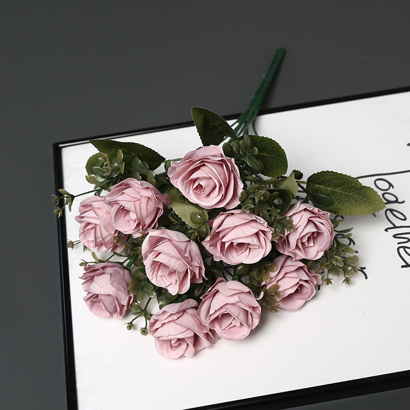 Kunstblumenstrauß für die Innendekoration