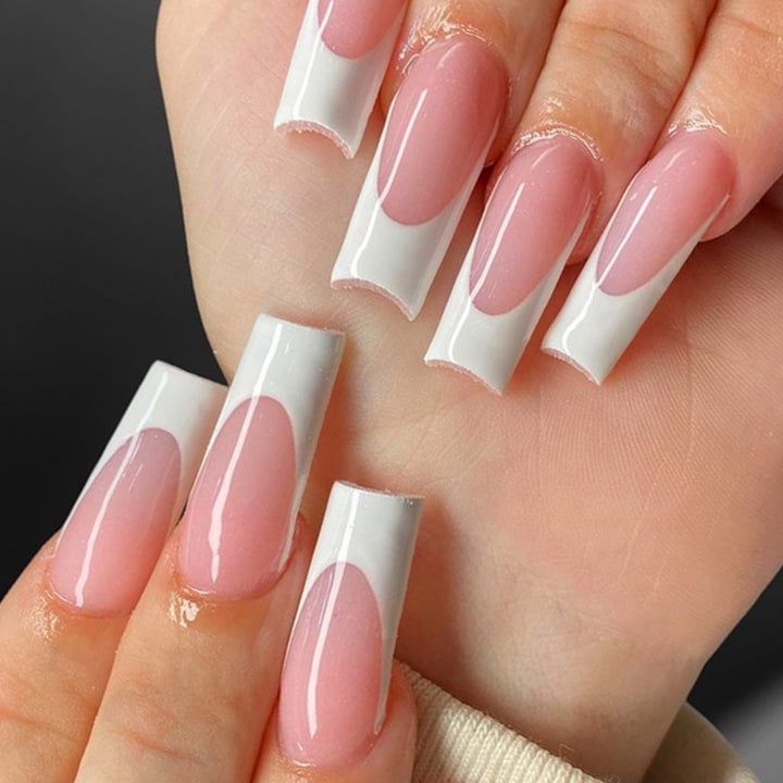 Elegante French Tip Nagelkunst Extensions Karnz