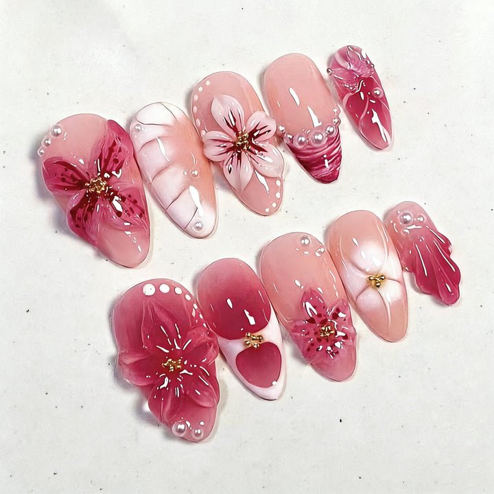 Elegante Kunstnägel mit floralen Designs Karnz