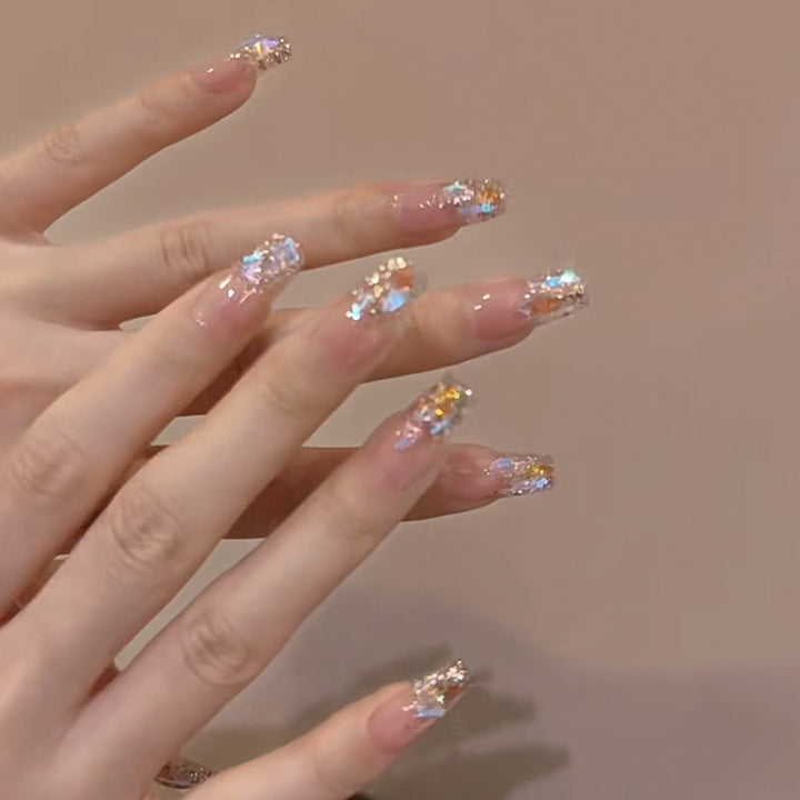 Glamouröse Nagelkunst mit holografischen Akzenten Karnz