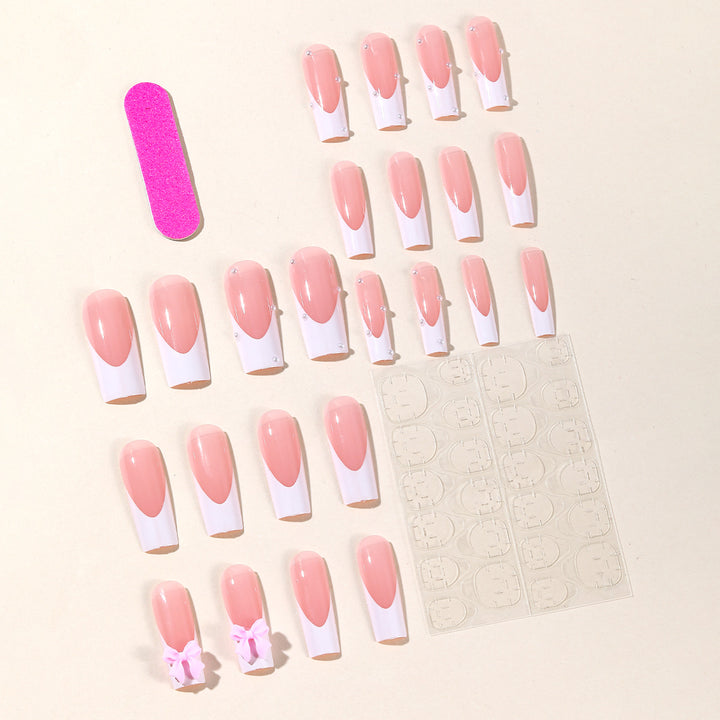 Dekoratives 3D Nagelkunstdesign Karnz