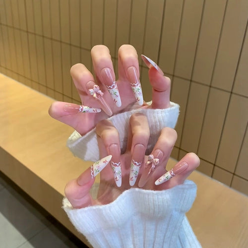 Künstlerisch inspirierte Stiletto Nail Tips