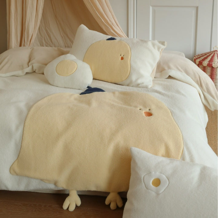 Kuscheldecke mit 3D-Küken-Applikation und niedlichen Plüsch-Füßchen