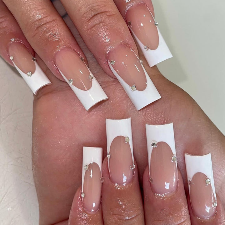 Elegantes kristallverziertes Press-On-Nageldesign Karnz