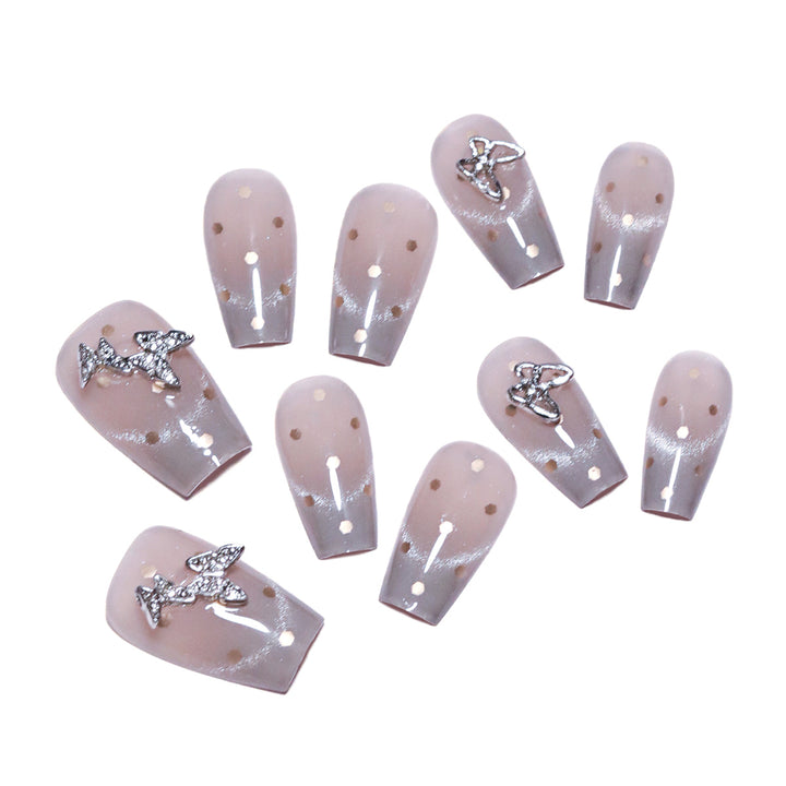 Künstliche Nagelkunst mit Glitzer-Details und Schleifenakzenten Karnz