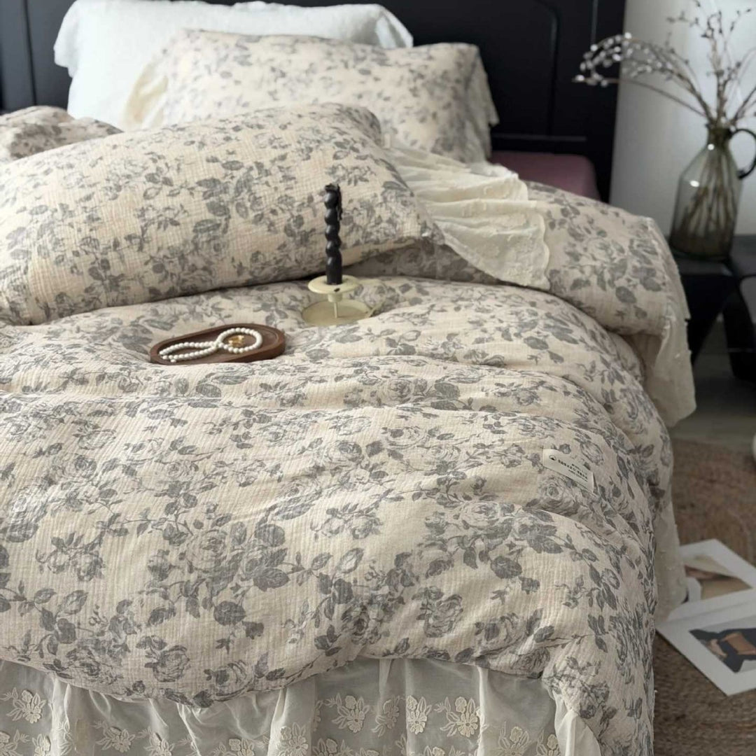 Gestepptes Baumwoll-Quilt-Bettwäscheset mit Vintage-Rosenprint und Seersucker-Struktur