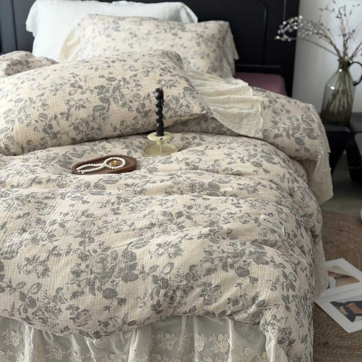 Gestepptes Baumwoll-Quilt-Bettwäscheset mit Vintage-Rosenprint und Seersucker-Struktur