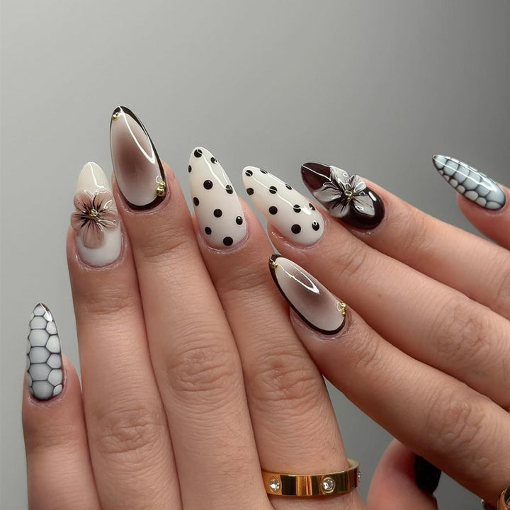 Künstlerisches Stiletto Press-On Nagelset mit Punkten und floralen Designs Karnz