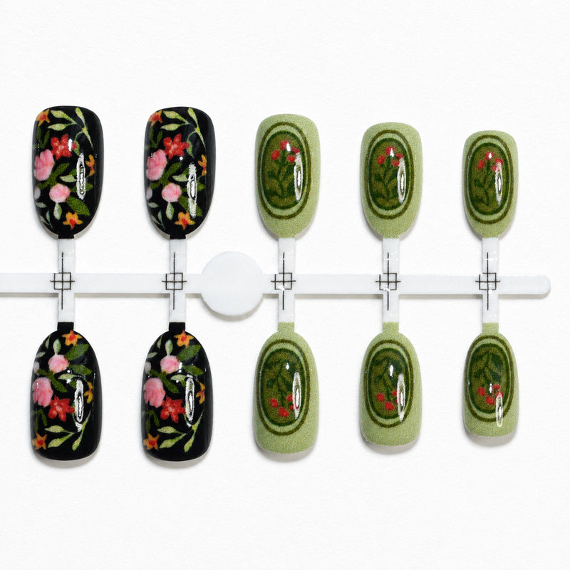 Kunstnägel mit floralem Design Karnz
