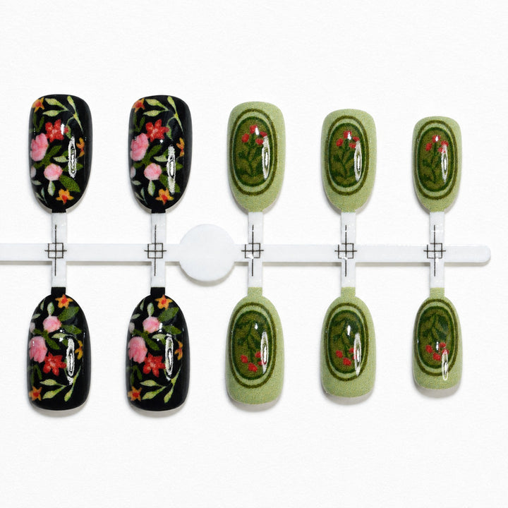 Kunstnägel mit floralem Design Karnz