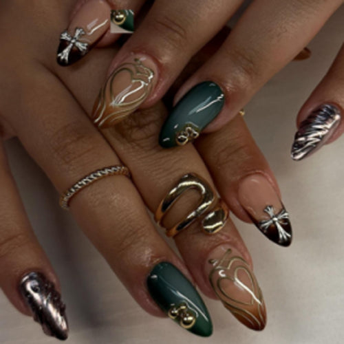 Kunstvolle und elegante Nagelverzierung Karnz