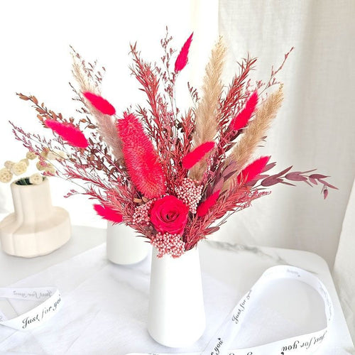 Schickes Trockenblumenarrangement