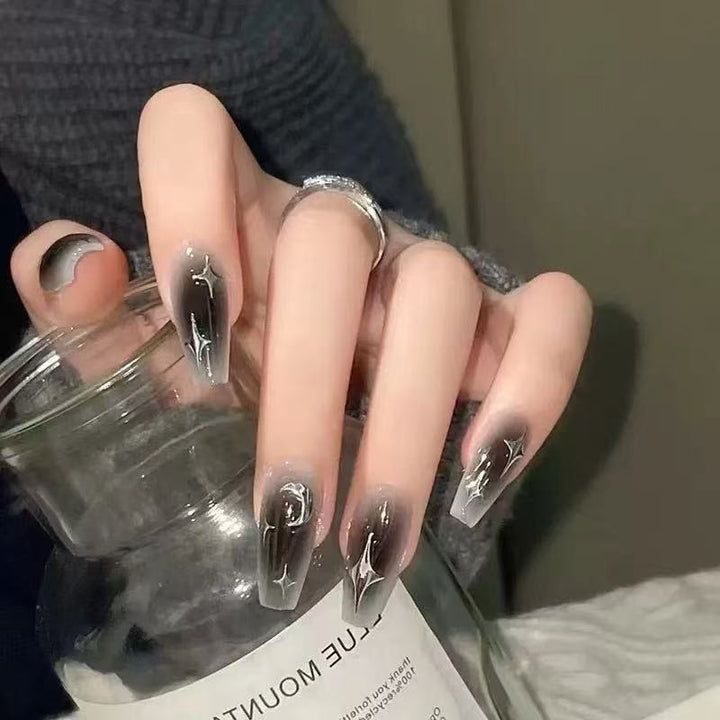 Glamouröse Kunstnägel mit Strassdetails Karnz